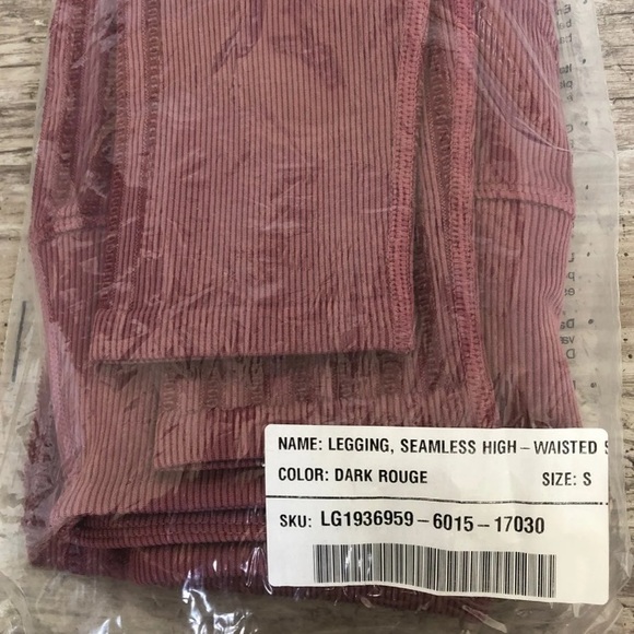 Brand new women’s Fabletics leggings!! - Picture 2 of 5